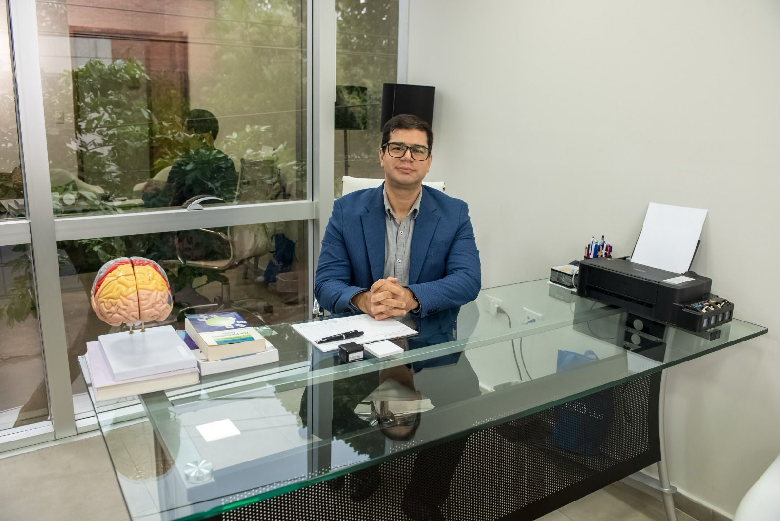Dr. Victor Adorno en el consultorio de NeuroInnova en Clínica IMA
